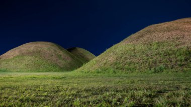 Güney Kore 'deki Tumuli Park Şilla hanedanının kraliyet mezarları.