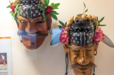 17 Temmuz 2022 'de Güney Kore' nin Andong kentindeki Hahoe Köyü 'ndeki Hahoe Maske Müzesi' nde halk maskeleri.