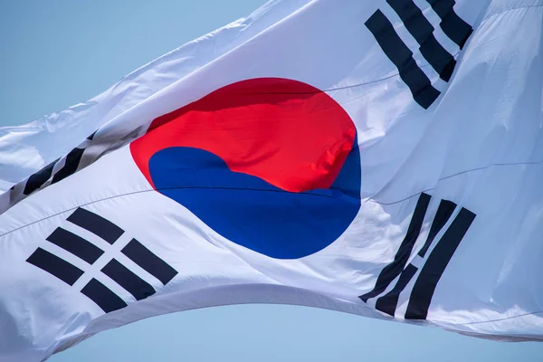 Close Vlag Van Zuid Korea Een Vlaggenmast Tegen Blauwe Lucht — Stockfoto