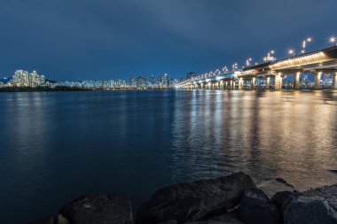 Han Nehri ve Seul şehir manzarası 15 Nisan 2022 tarihinde Güney Kore 'de gece manzarası