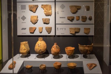 Busan Müzesi 19 Ekim 2022 'de Busan Güney Kore' de tarihi eser ve eserler koleksiyonu