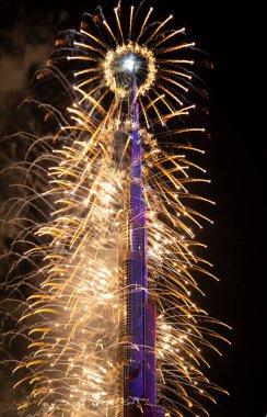 1 Ocak 2022 'de Dubai, BAE' deki dünyanın en yüksek binası Burj Halife 'de renkli yeni yıl havai fişekleri..
