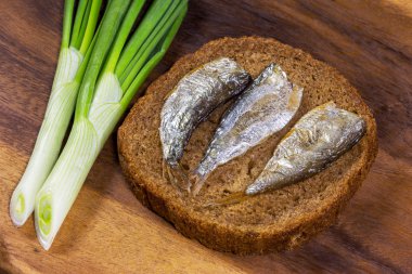 eski ahşap masa üstünde lezzetli hamsi ile çavdar ekmeği