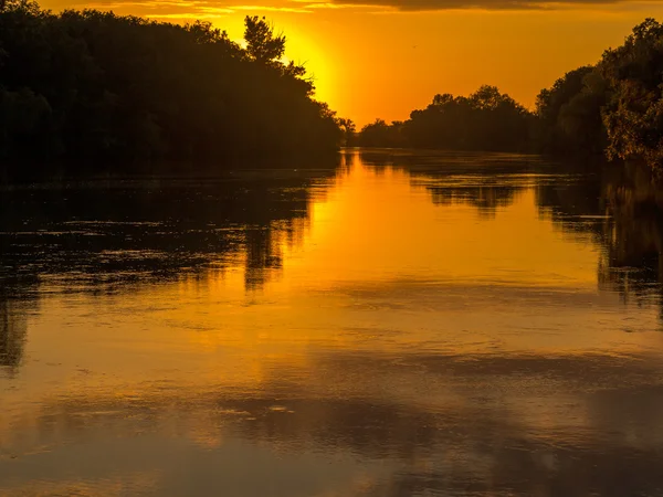 River tranquil landscape. Beautiful background for reklaksatsii. — Stock Photo, Image