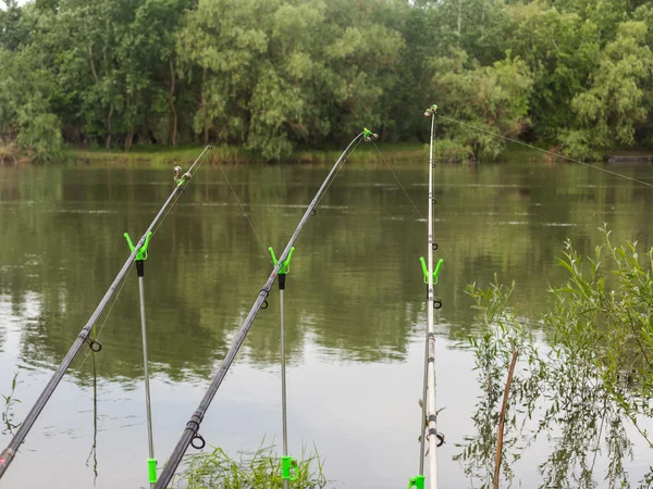 Canne à pêche sur la rivière — Photo