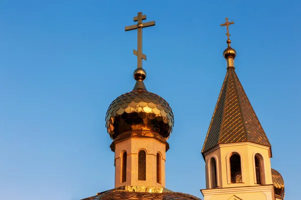 Zlatá kopule s křížem ortodoxní katedrála — Stock fotografie