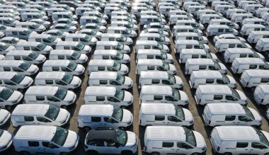 Odessa, Ukrayna - 11 Ağustos 2021: İHA 'dan otomobil gümrük terminaline hava görüntüsü. Gümrük terminalinde çok sayıda araba sevkiyatı bekliyor. Arabalar için gümrük platformu.