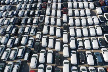 Odessa, Ukrayna - 11 Ağustos 2021: İHA 'dan otomobil gümrük terminaline hava görüntüsü. Gümrük terminalinde çok sayıda araba sevkiyatı bekliyor. Arabalar için gümrük platformu.