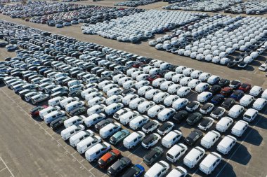 Odessa, Ukrayna - 11 Ağustos 2021: İHA 'dan otomobil gümrük terminaline hava görüntüsü. Gümrük terminalinde çok sayıda araba sevkiyatı bekliyor. Arabalar için gümrük platformu.