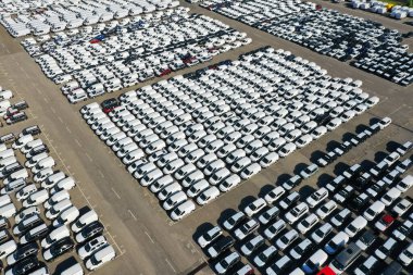 Odessa, Ukrayna - 11 Ağustos 2021: İHA 'dan otomobil gümrük terminaline hava görüntüsü. Gümrük terminalinde çok sayıda araba sevkiyatı bekliyor. Arabalar için gümrük platformu.