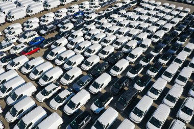Odessa, Ukrayna - 11 Ağustos 2021: İHA 'dan otomobil gümrük terminaline hava görüntüsü. Gümrük terminalinde çok sayıda araba sevkiyatı bekliyor. Arabalar için gümrük platformu.