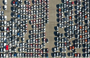 İHA 'dan otomobil gümrük terminaline hava görüntüsü. Gümrük terminalinde çok sayıda araba sevkiyatı bekliyor. Arabalar için gümrük platformu.