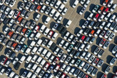 İHA 'dan otomobil gümrük terminaline hava görüntüsü. Gümrük terminalinde çok sayıda araba sevkiyatı bekliyor. Arabalar için gümrük platformu.