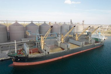 Tahılları limandaki tahıl ambarlarından otomatik olarak deniz kargo gemisinin ambarlarına yüklüyorlar. Kuru kargo gemisinin tahıllı sığınağı.