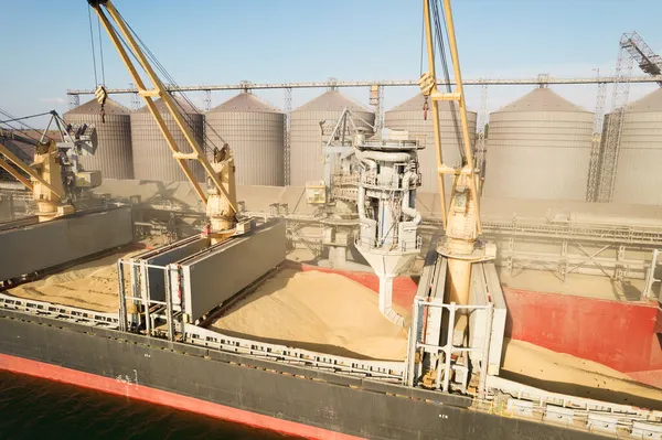 穀物貯蔵のサイロから海港の自動ラインを介して海上貨物船のホールドに穀物をロードします 穀物と乾燥貨物船の結露 — ストック写真