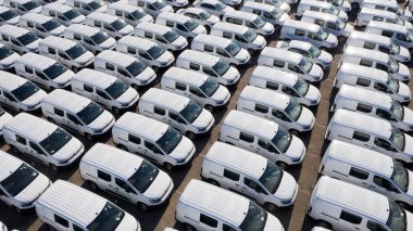 Odessa, Ukrayna - 11 Ağustos 2021: İHA 'dan otomobil gümrük terminaline hava görüntüsü. Gümrük terminalinde büyük sayıda beyaz araba sevkiyatı bekliyor. Arabalar için gümrük platformu.