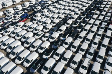 Odessa, Ukrayna - 11 Ağustos 2021: İHA 'dan otomobil gümrük terminaline hava görüntüsü. Gümrük terminalinde çok sayıda araba sevkiyatı bekliyor. Arabalar için gümrük platformu.