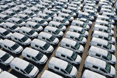 Odessa, Ukrayna - 11 Ağustos 2021: İHA 'dan otomobil gümrük terminaline hava görüntüsü. Gümrük terminalinde büyük sayıda beyaz araba sevkiyatı bekliyor. Arabalar için gümrük platformu.