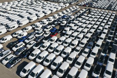 Odessa, Ukrayna - 11 Ağustos 2021: İHA 'dan otomobil gümrük terminaline hava görüntüsü. Gümrük terminalinde çok sayıda araba sevkiyatı bekliyor. Arabalar için gümrük platformu.