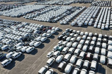 Odessa, Ukrayna - 11 Ağustos 2021: İHA 'dan otomobil gümrük terminaline hava görüntüsü. Gümrük terminalinde çok sayıda araba sevkiyatı bekliyor. Arabalar için gümrük platformu.