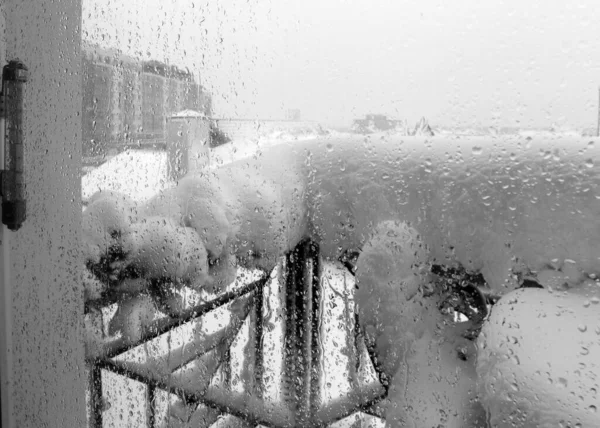 Pohled Oknem Balkon Zasněženým Stolem Židlemi Zimě Zaměření Kapky Vody — Stock fotografie