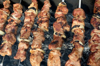 Salamura edilmiş şiş mangal ızgarasında mangal yapmaya hazırlanıyor. Şiş kebap ya da Şiş kebap Doğu Avrupa 'da popüler. Shashlyk (şiş et) aslında kuzudan yapılmıştır. Mangalda Biftek Kebabı..