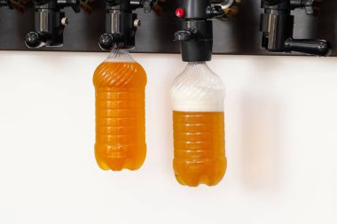 Bar tezgahında plastik şişeli yeni modern bira muslukları.