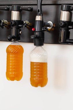 Bar tezgahında plastik şişeli yeni modern bira muslukları.