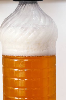 Bar tezgahında plastik şişeli yeni modern bira muslukları.