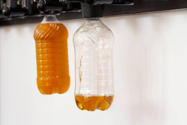 Bar tezgahında plastik şişeli yeni modern bira muslukları.