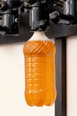 Bar tezgahında plastik şişeli yeni modern bira muslukları.