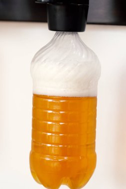 Bar tezgahında plastik şişeli yeni modern bira muslukları.