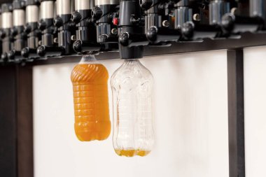 Bar tezgahında plastik şişeli yeni modern bira muslukları.