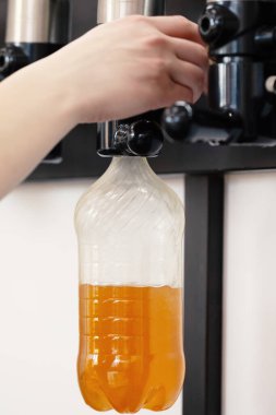 Bar tezgahında plastik şişeli yeni modern bira muslukları.