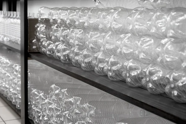 Boş plastik şişeler depo raflarında sıra sıra dizilmiş. Seçici odak