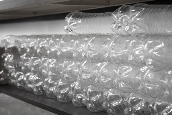 Boş plastik şişeler sıralanır, seçici odak