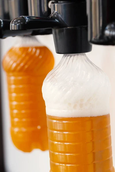Νέες Σύγχρονες Βρύσες Μπύρας Πλαστικά Μπουκάλια Στον Πάγκο Μπαρ Στην — Φωτογραφία Αρχείου