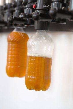 Bar tezgahında plastik şişeli yeni modern bira muslukları.