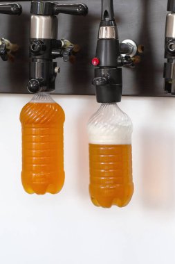 Bar tezgahında plastik şişeli yeni modern bira muslukları.