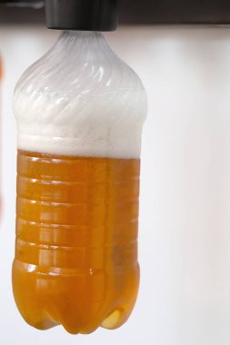 Bar tezgahında plastik şişeli yeni modern bira muslukları.