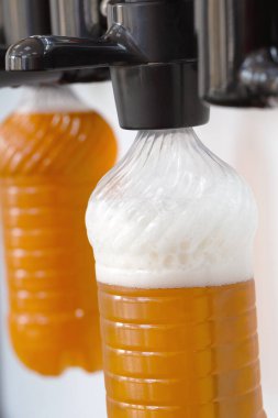 Bar tezgahında plastik şişeli yeni modern bira muslukları.