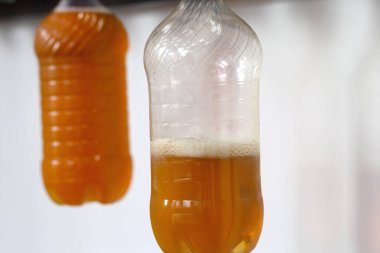 Bar tezgahında plastik şişeli yeni modern bira muslukları.