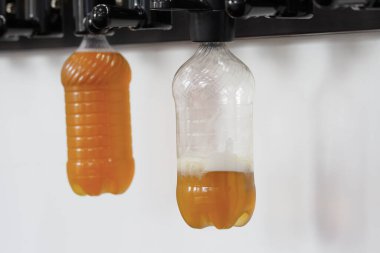 Bar tezgahında plastik şişeli yeni modern bira muslukları.