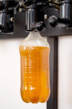 Bar tezgahında plastik şişeli yeni modern bira muslukları.