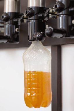 Bar tezgahında plastik şişeli yeni modern bira muslukları.