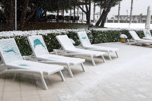 Neve Pesada Costa Mediterrâneo Tempestade Neve Palmeiras Brancas Cobertas Praias — Fotografia de Stock