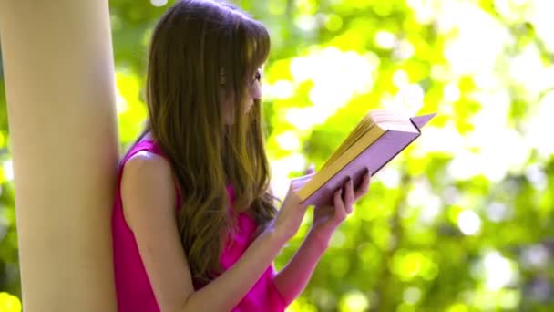 Όμορφη νεαρή γυναίκα μελαχρινή που διαβάζοντας ένα βιβλίο — Αρχείο Βίντεο