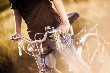 genç yakışıklı şık erkek Vintage Bisiklet ile güneşli bir yaz günü içinde poz