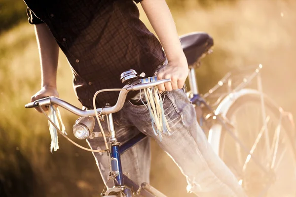 잘생긴 세련 된 젊은이 화창한 여름날에 빈티지 자전거와 포즈 — 스톡 사진