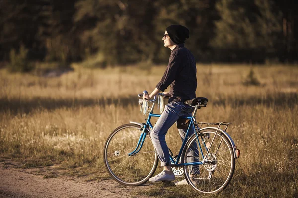 잘생긴 세련 된 젊은이 화창한 여름날에 빈티지 자전거와 포즈 — 스톡 사진